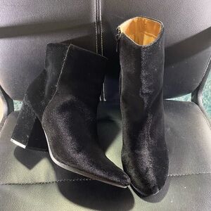 Qupid Elegant Black Velvet Heeled Ankle Boots Size 9